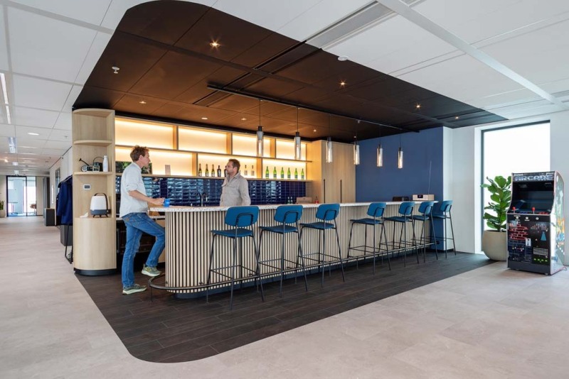 Aanzicht van de bar, een belangrijk centraal punt in het kantoor.