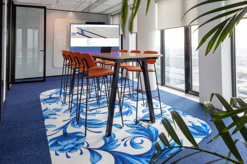 Eén van de overlegkamers. In deze ruimte voorzien van een hoge tafel voor kort overleg.