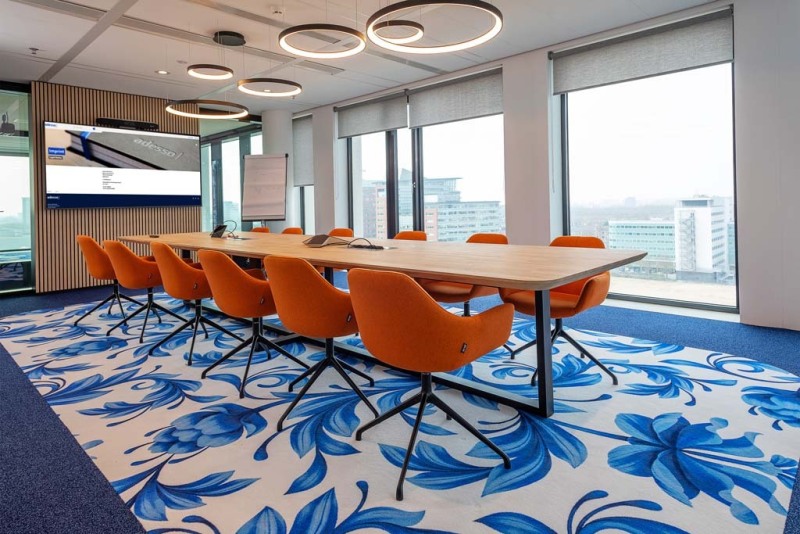 Zicht op de boardroom met haar opvallende tapijt en verlichting die op verschillende manieren kan worden geschakeld