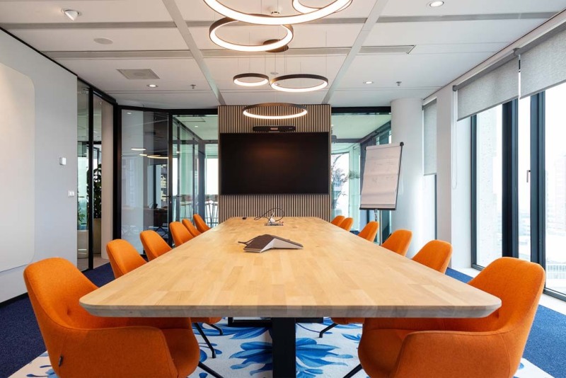 Boardroom, zicht op massief tafelblad met afgeschuinde rand.