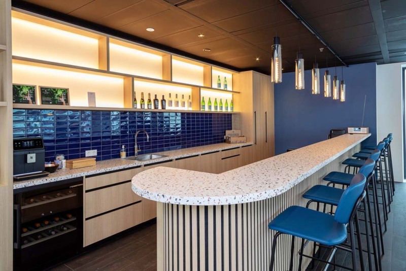Zicht op de bar